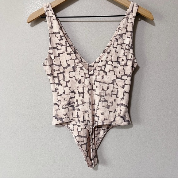 Aritzia Babaton Contour Double V Bodysuit Fawn Pink Gull Grey Rose Size Small - Picture 6 of 10